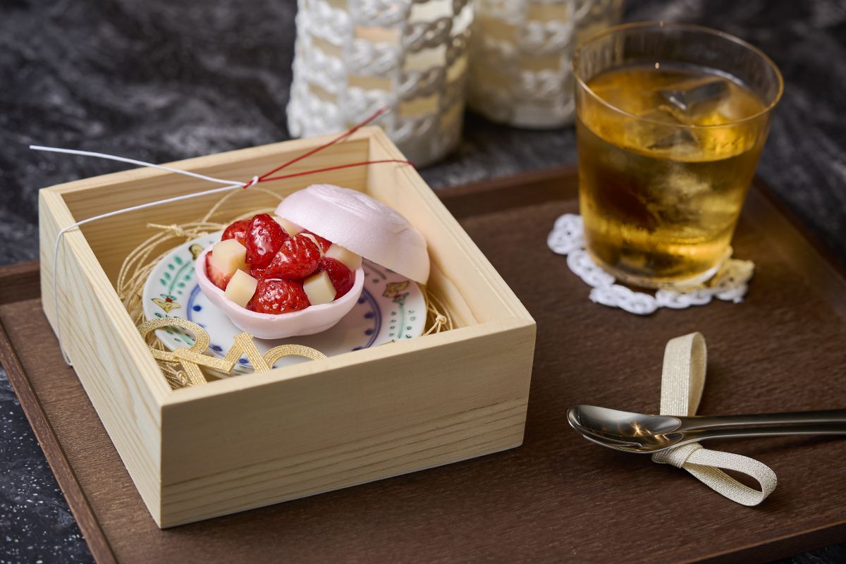 「⽔引OMOなか」1セット1000円（紅または白のいずれかと和紅茶1杯のセット）