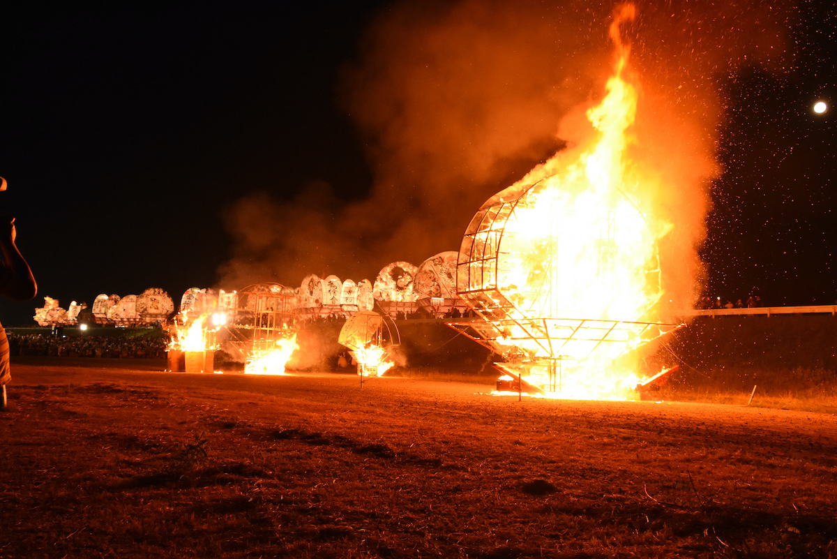 ねぷたを炎で清める「ねぷたおくり」