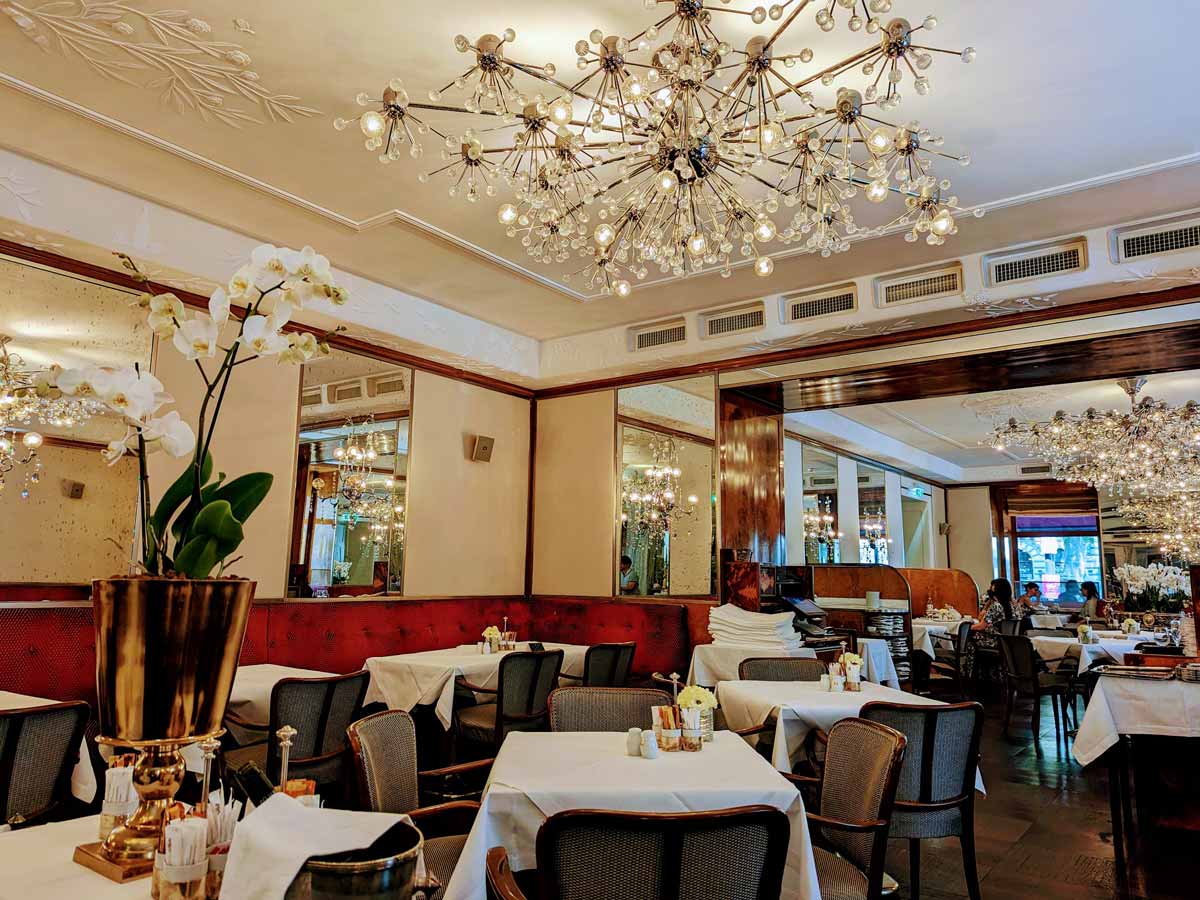 「カフェ・インペリアル」内観