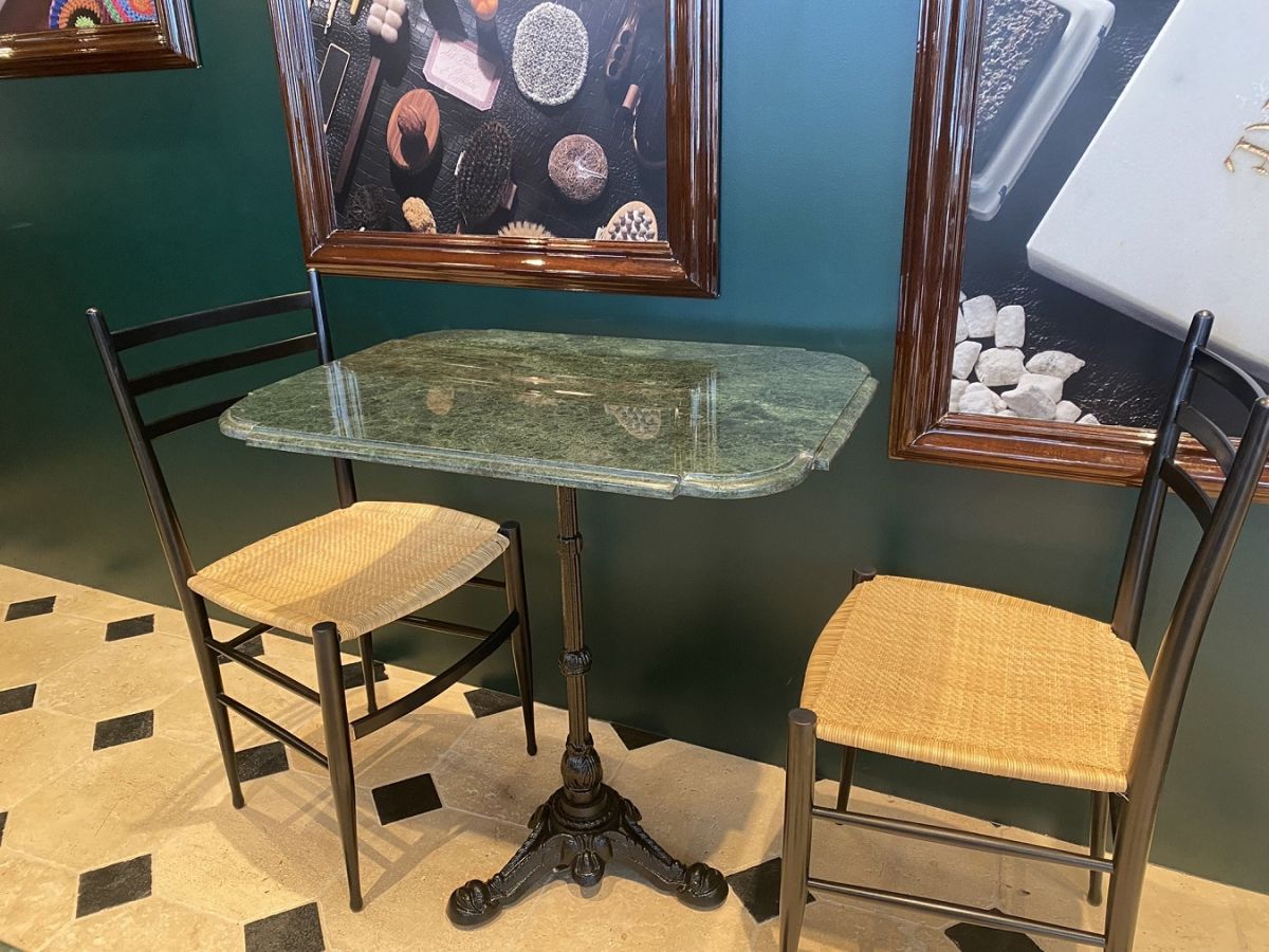 座席は2人掛けのテーブル席が5つ