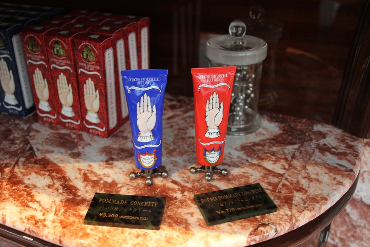 左から、「ポマード・コンクレット」5500円、「ドゥーブル・ポマード・コンクレット」6270円