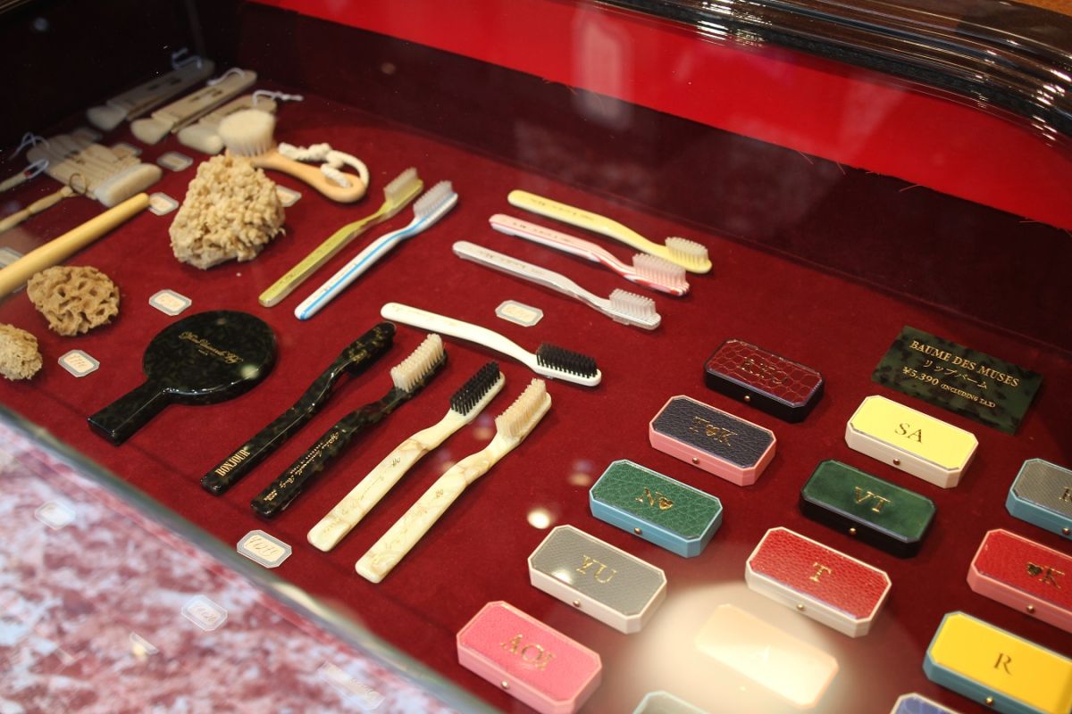 ブラシやくしなどのケアグッズも買える