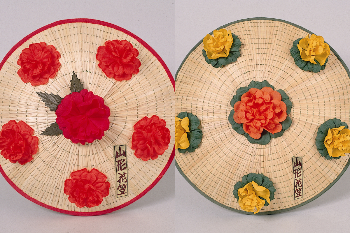 左：正調花笠踊り（女踊り）の花笠　右：正調花笠踊り（男踊り）の花笠