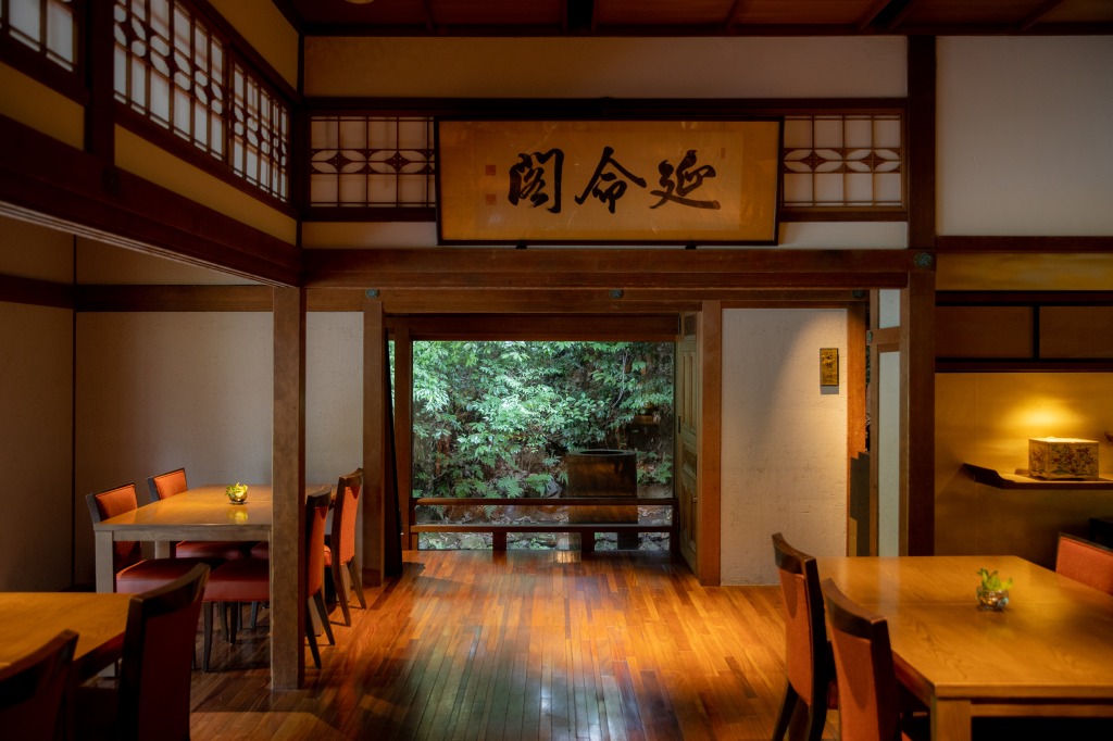 川崎氏の友人で、内閣総理大臣を2度務めた松方正義氏から贈られた「延命閣」の館銘板