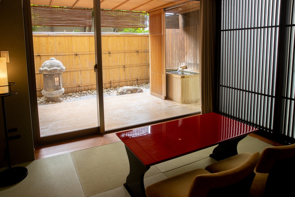 客室奥の畳スペース