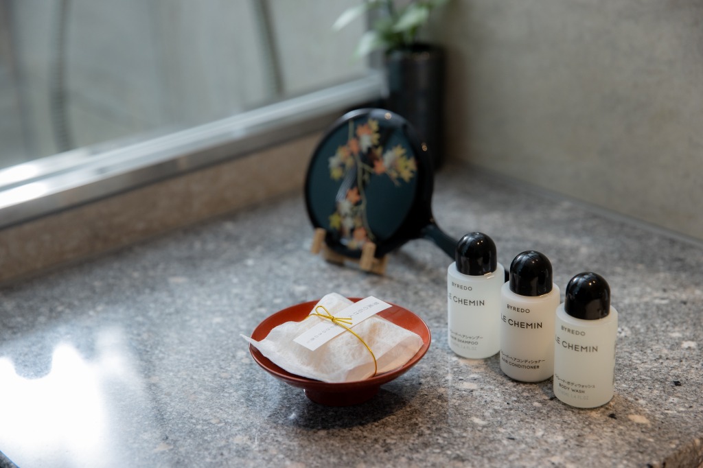 ホテルオリジナルの石けんと「BYREDO」のアメニティ