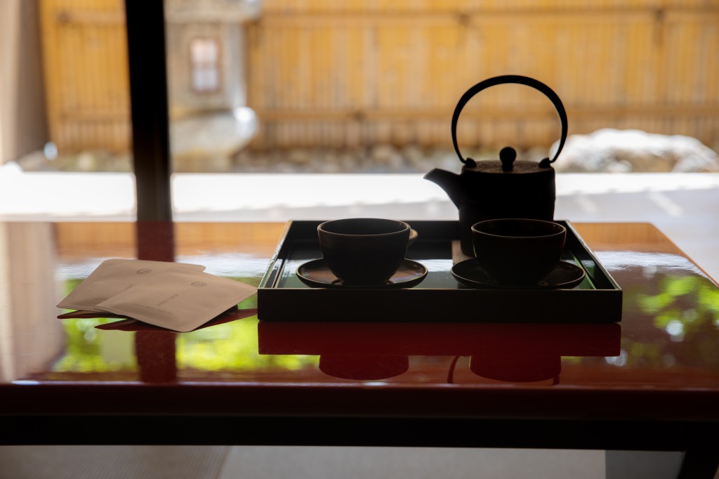 南部鉄器の急須（きゅうす）など、こだわりのお茶セットでティータイム