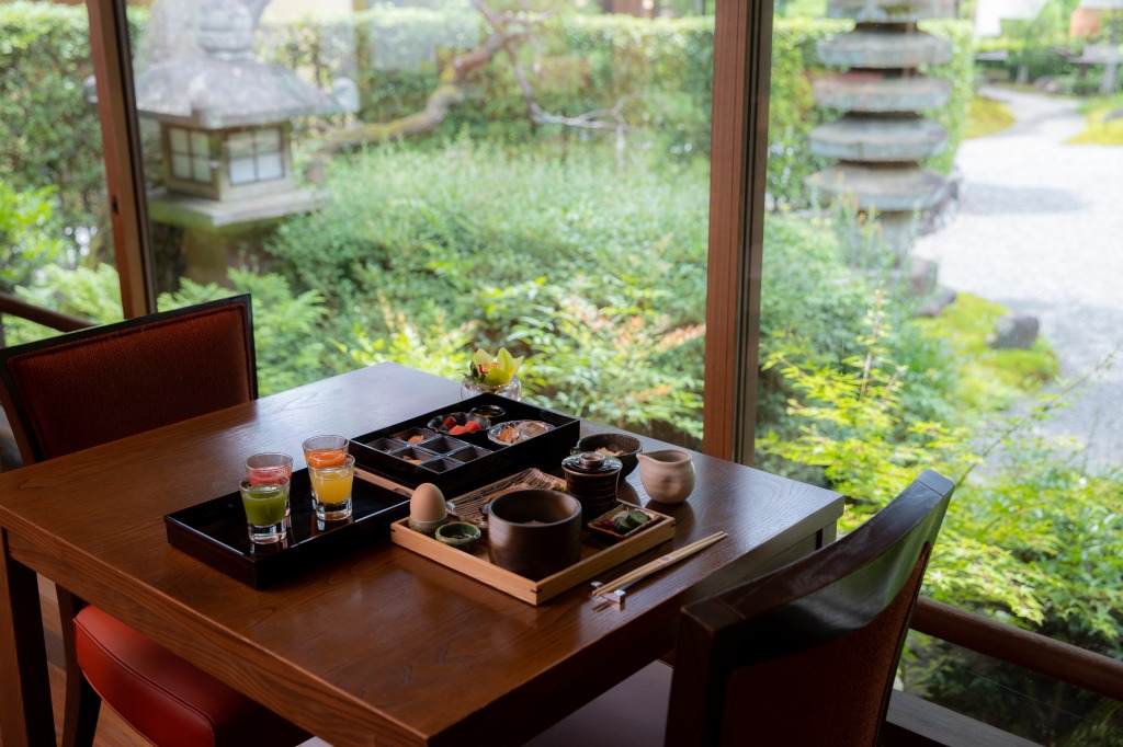 窓際の席からは庭園を眺められる