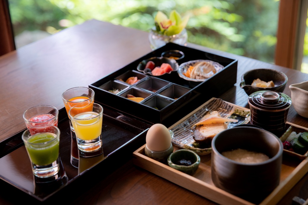 前菜とメインの焼き魚は日替わり