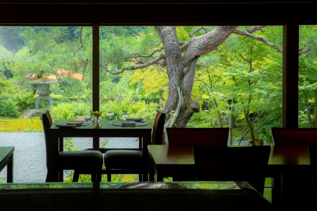 庭の緑が美しいレストラン「京 翠嵐」