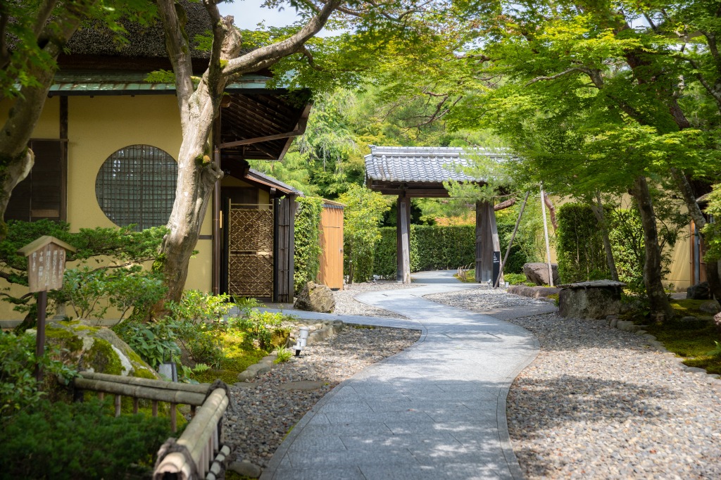 エントランスから続く小道