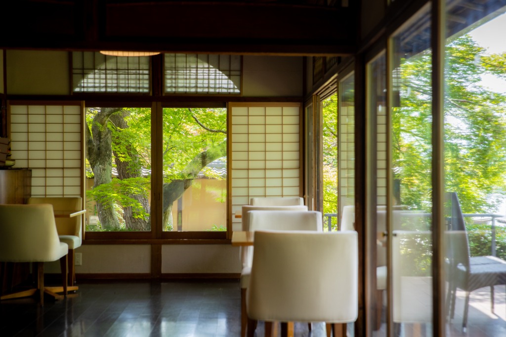 四季折々の景色が楽しめる窓際の席が人気