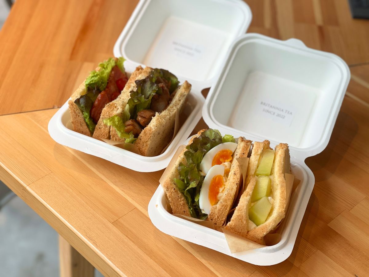 「えらべるシフォンサンド（BLT、照り焼きチキン、たまご、メロンクリーム ※時期で変更あり）」1個 380円※ケースは撮影用。通常時はフィルムに包んで提供