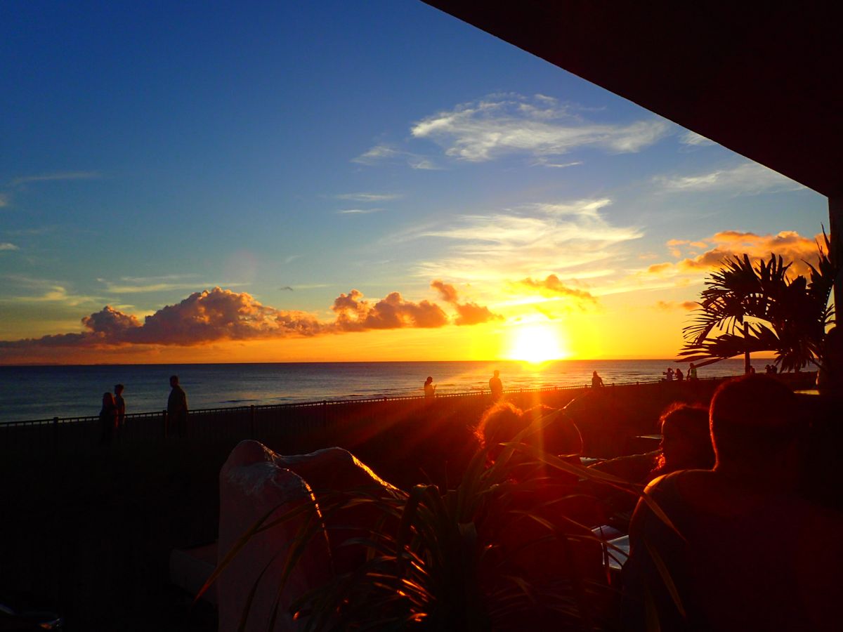 サンセットを待ちながらゆっくり食事を楽しみたい