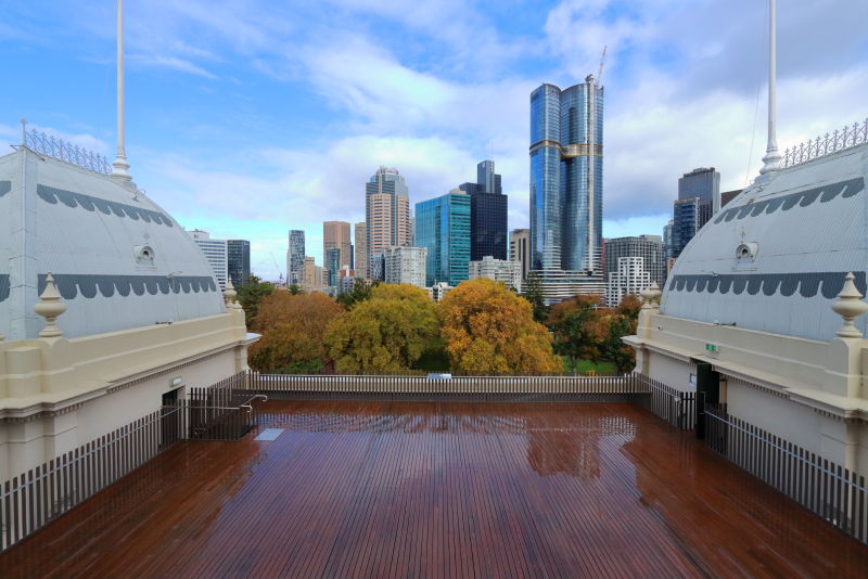 王立博覧会ビルのプロムナードからカールトン庭園とシティを望む