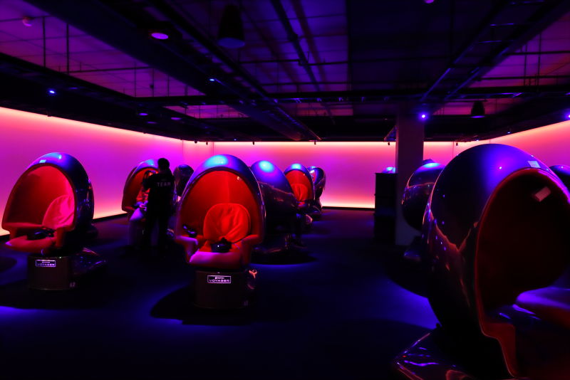 タマゴのような「ポッド」に座ってVR体験を