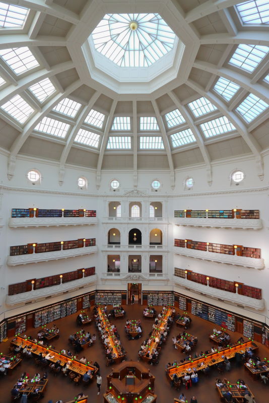 観覧バルコニーから見ると放射状に机が並んでいるのがわかる