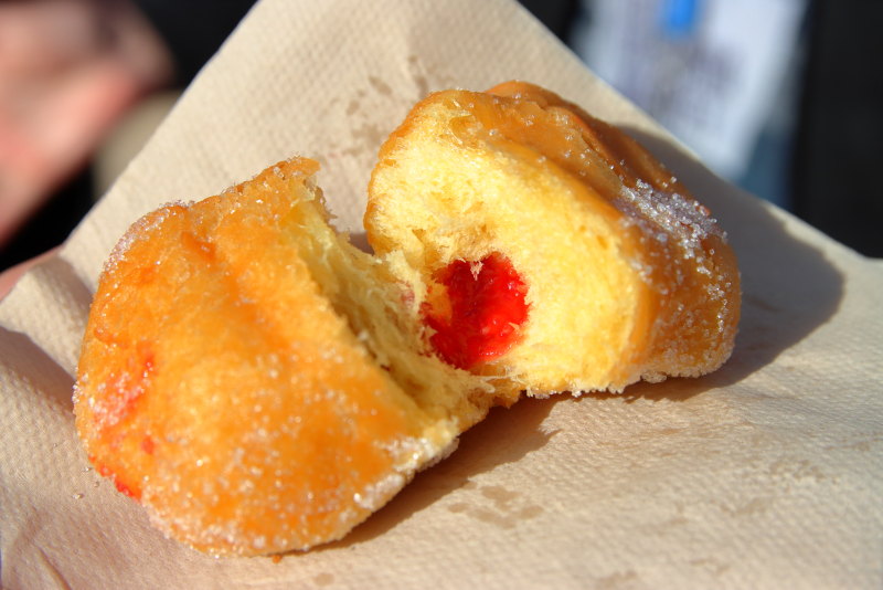 1950年から販売されている「アメリカンドーナッツキッチン」のオリジナルドーナッツ1個A＄2