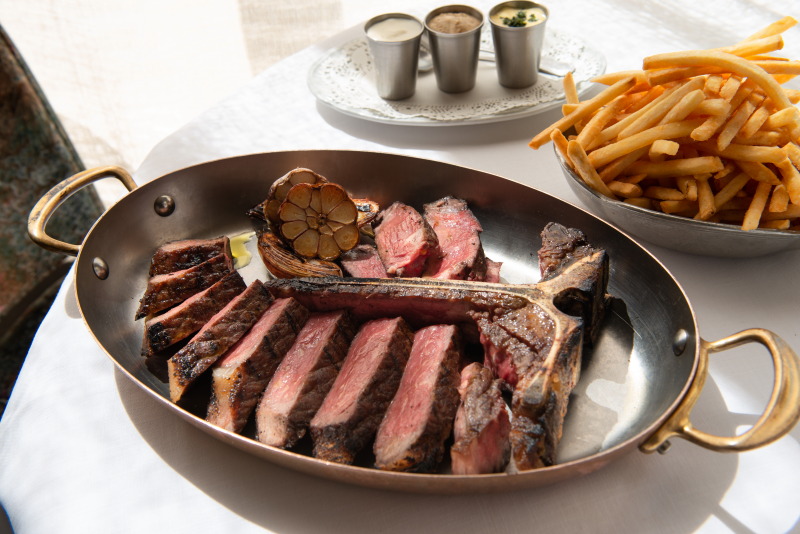 ドライエイジングビーフのTボーン©Jo-McGann