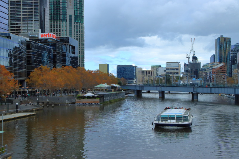 ヤラ川の橋のたもとに浮かんでいるのがヤラ・ボタニカ