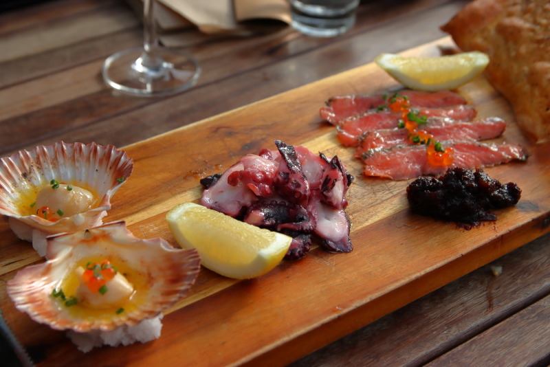 新鮮なタコの燻製など、お酒との相性はバッチリ