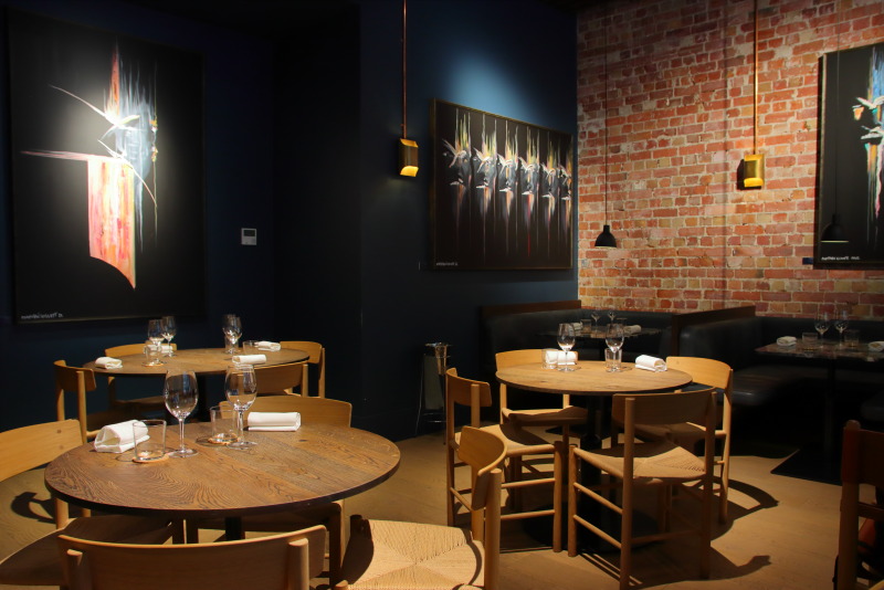 店内にはナチュラル＆シンプルな北欧家具を配置