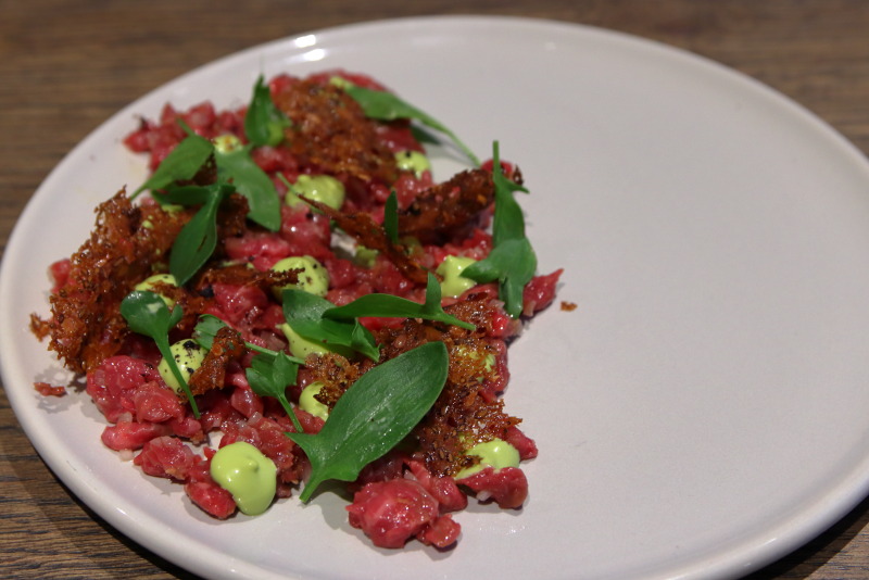 前菜の一例、牛肉のタルタル