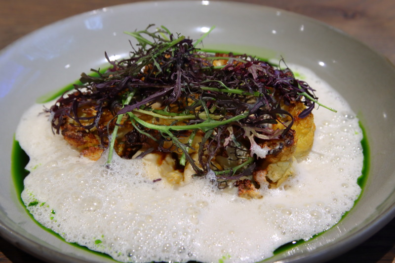 メインの一例、カリフラワーのグリル。北アフリカ風ミックススパイスや麹、東南アジア産の柑橘類などが用いられている