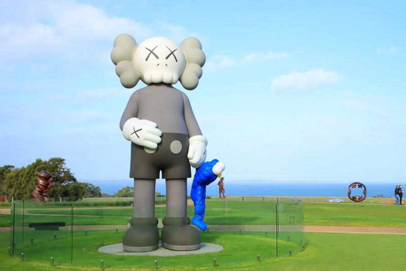 KAWSの『SHARE 2020』などが屋外展示されている