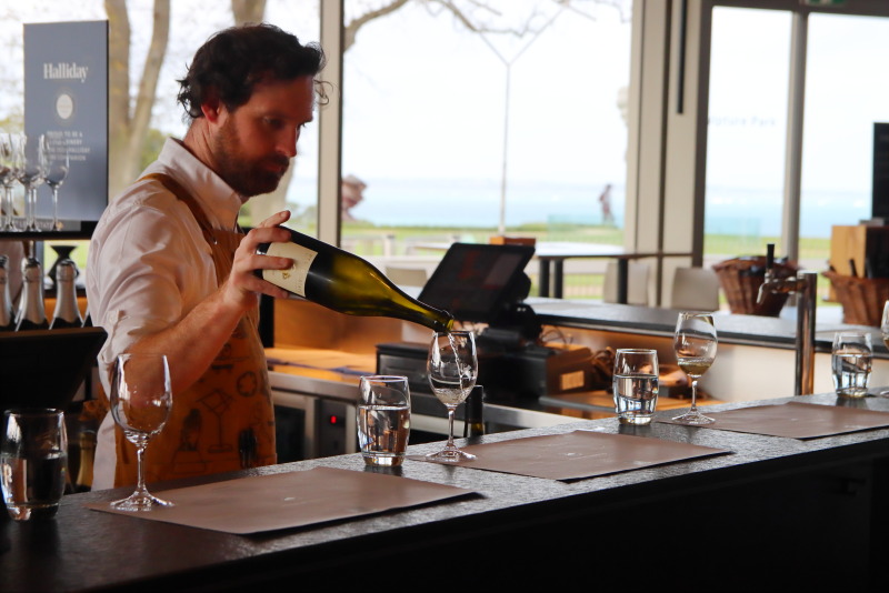 テイスティングは庭園と海を見ながら