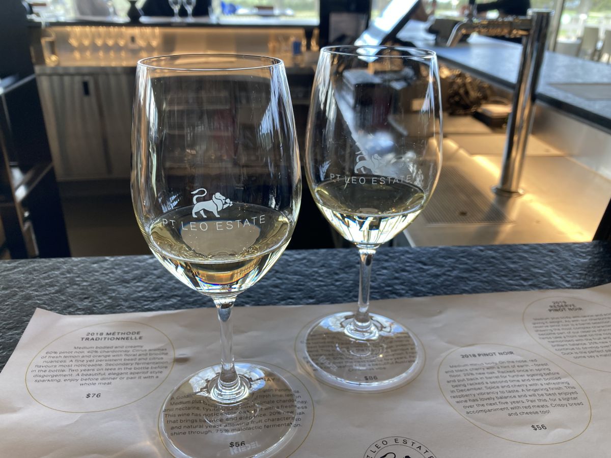 敷かれたペーパーにワインの特徴や金額が書かれ比較しやすい