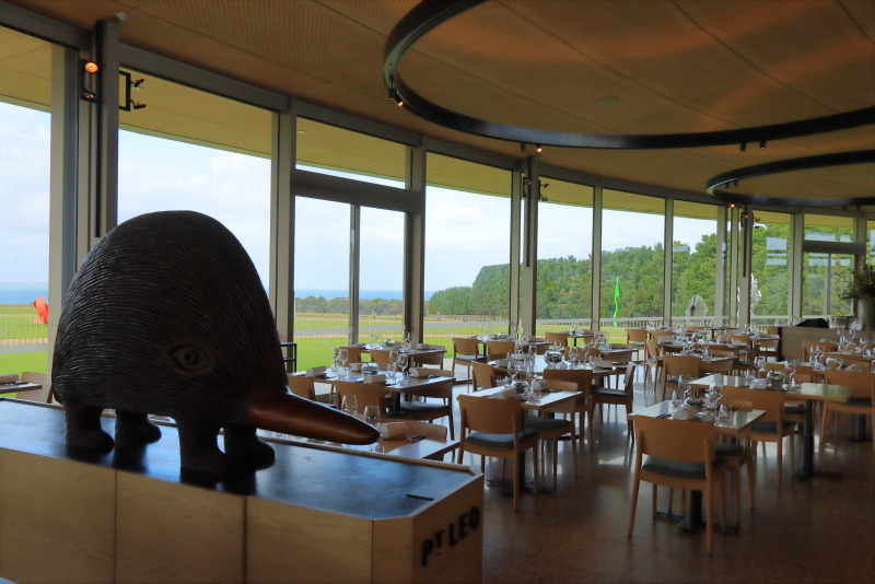 窓が広く明るい「ポイント・レオ・レストラン」