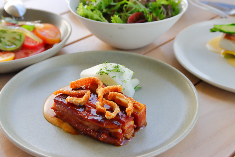 プリフィックスコースのメインの一例、ビクトリア州オトウェイ産の豚バラ肉