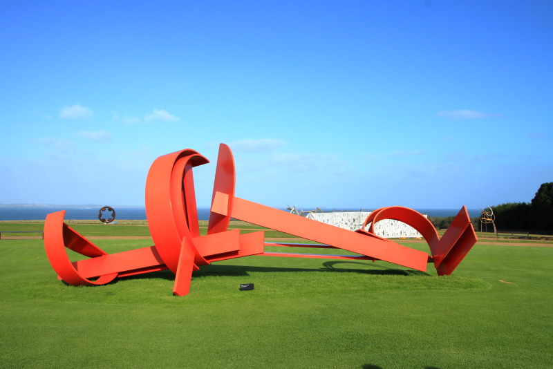 Lenton Parrの『VEGA 2012』。農業機械を想起させる巨大な作品