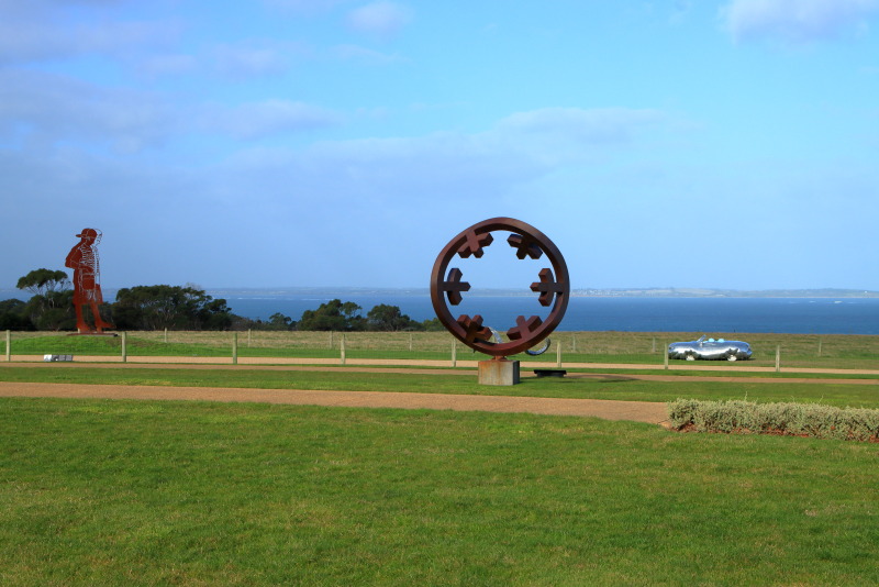 Greg JOHNSの『To the centre 2000』。見る角度によって形を変える