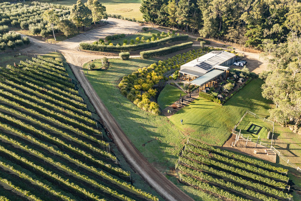 ショップやレストランを兼ねた建物を囲むように農園が広がる