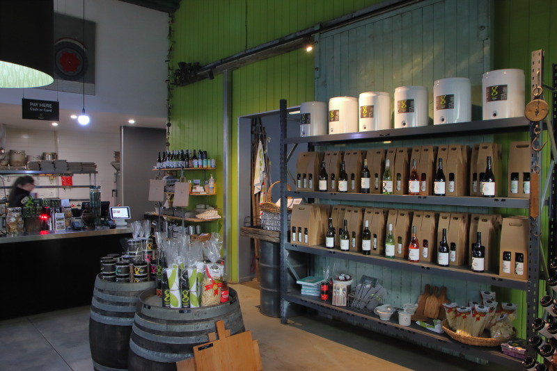 ショップの棚には、このワイナリーのワインが並ぶ