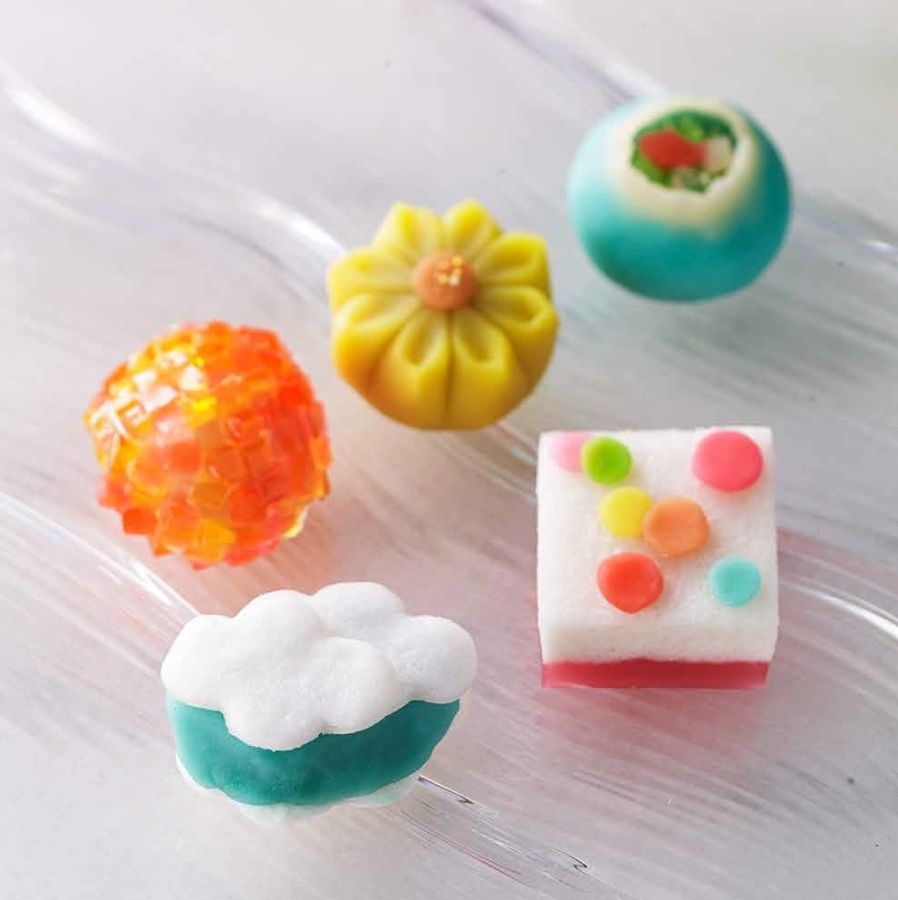 【京都】京菓子司 俵屋吉富／夏の上生菓子（右上から時計回りに）金魚鉢［こなし］、しゃぼん玉［軽羹］、夏の雲［薯蕷］、打上花火［錦玉］、向日葵［こなし］（1個）各486円