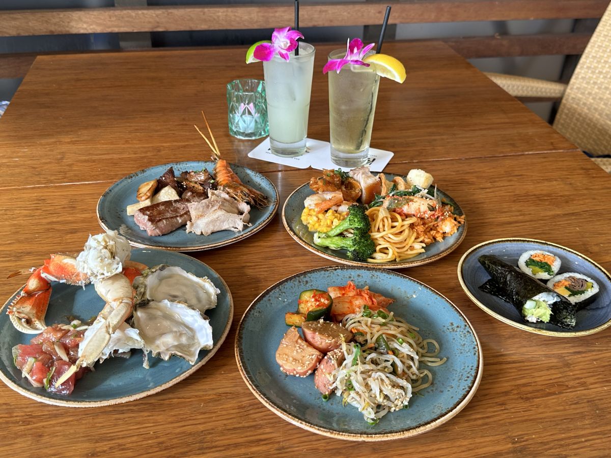 奥左のドリンクは、マッコリ・マルガリータ、右はコリアン・グリーン・ティー（各＄19）