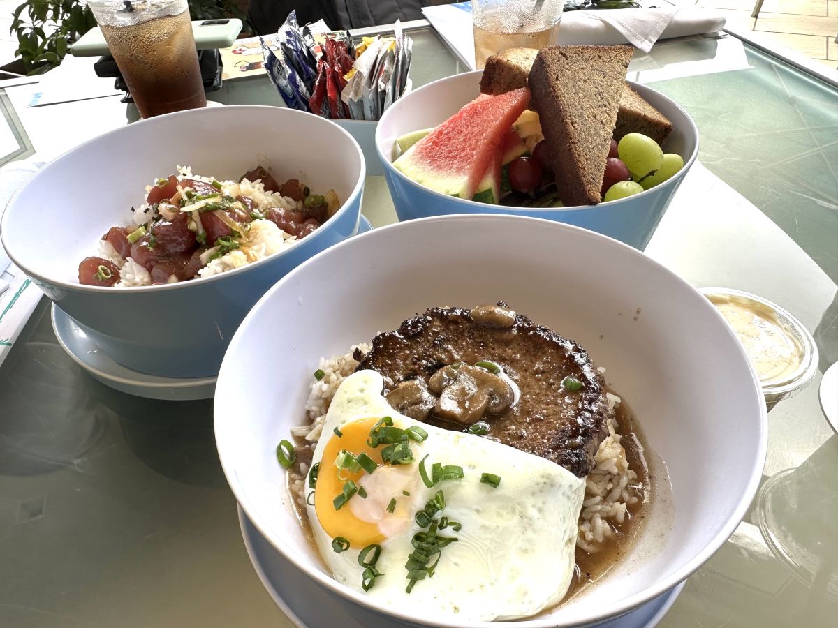 右上）フレッシュアイランド・フルーツ・プレート（$14）、手前）ロコモコ丼（$22）、左上）ポケ丼（マーケットプライス）