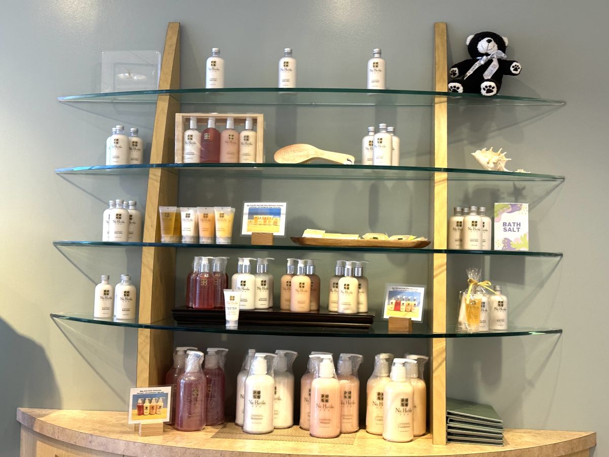 2ozサイズのフェイシャルバーソープ、ボディウォッシュ、モイスチャー、シャンプー、コンディショナー、マッサージソープ（各$4.5） 8ozサイズのバスソルト、ボディウォッシュ、モイスチャー、シャンプー、コンディショナー  (各$20) 32ozサイズのボディウォッシュ、モイスチャー、シャンプー、コンディショナー（各$60）