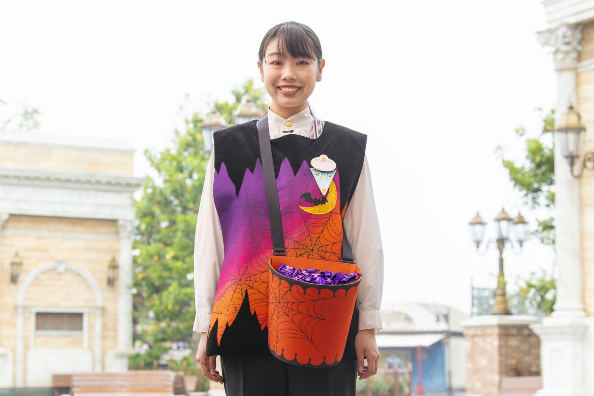 特別なコスチュームを着たキャスト