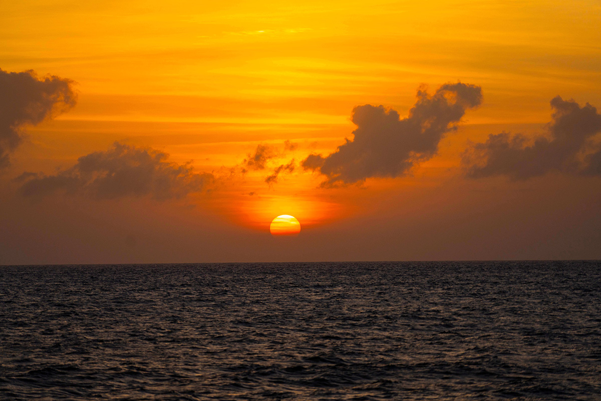 オレンジに染まるロマンチックな海岸の風景にうっとり