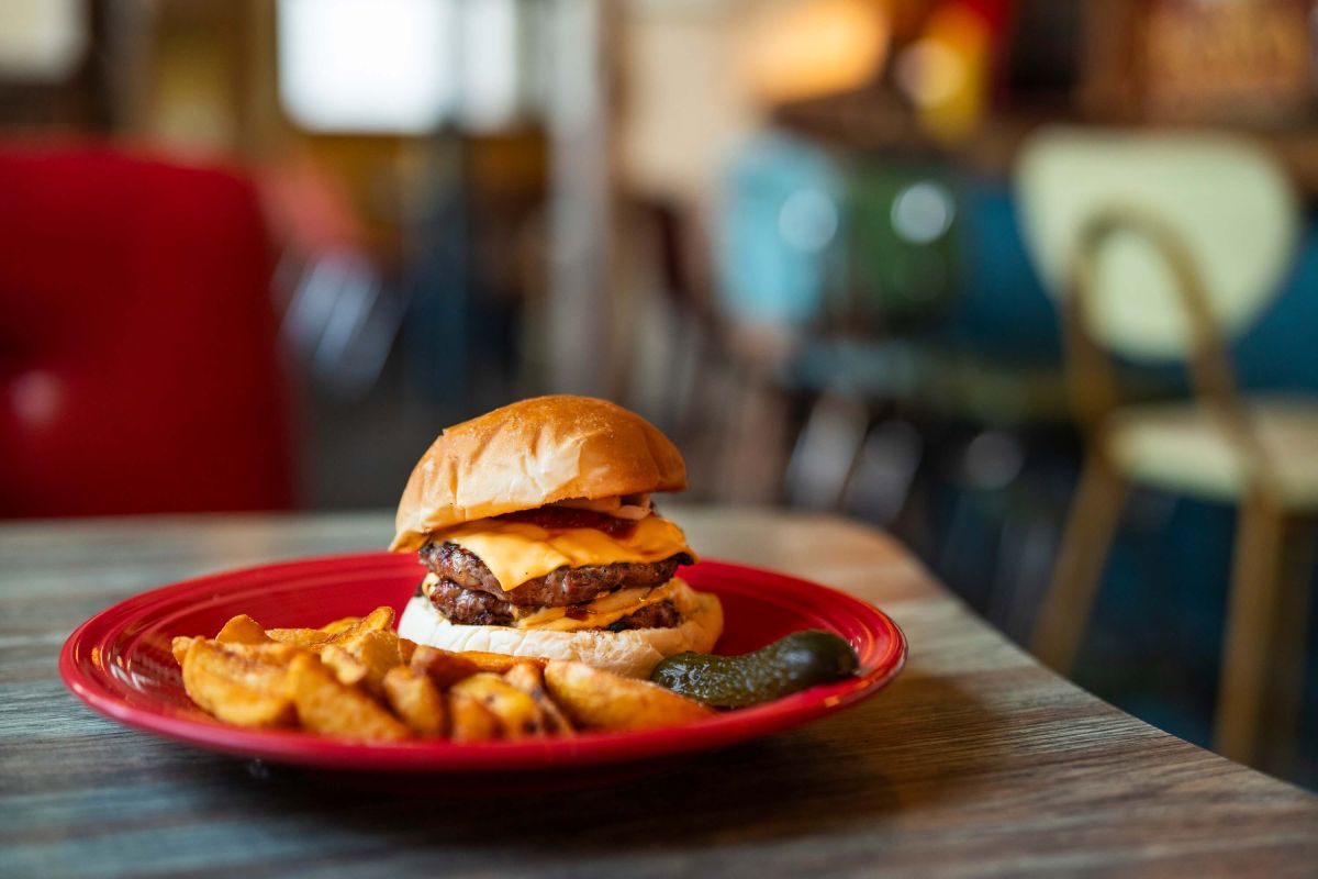 ポテトとピクルスが付く「ダブルチーズバーガー（単品）」1551円