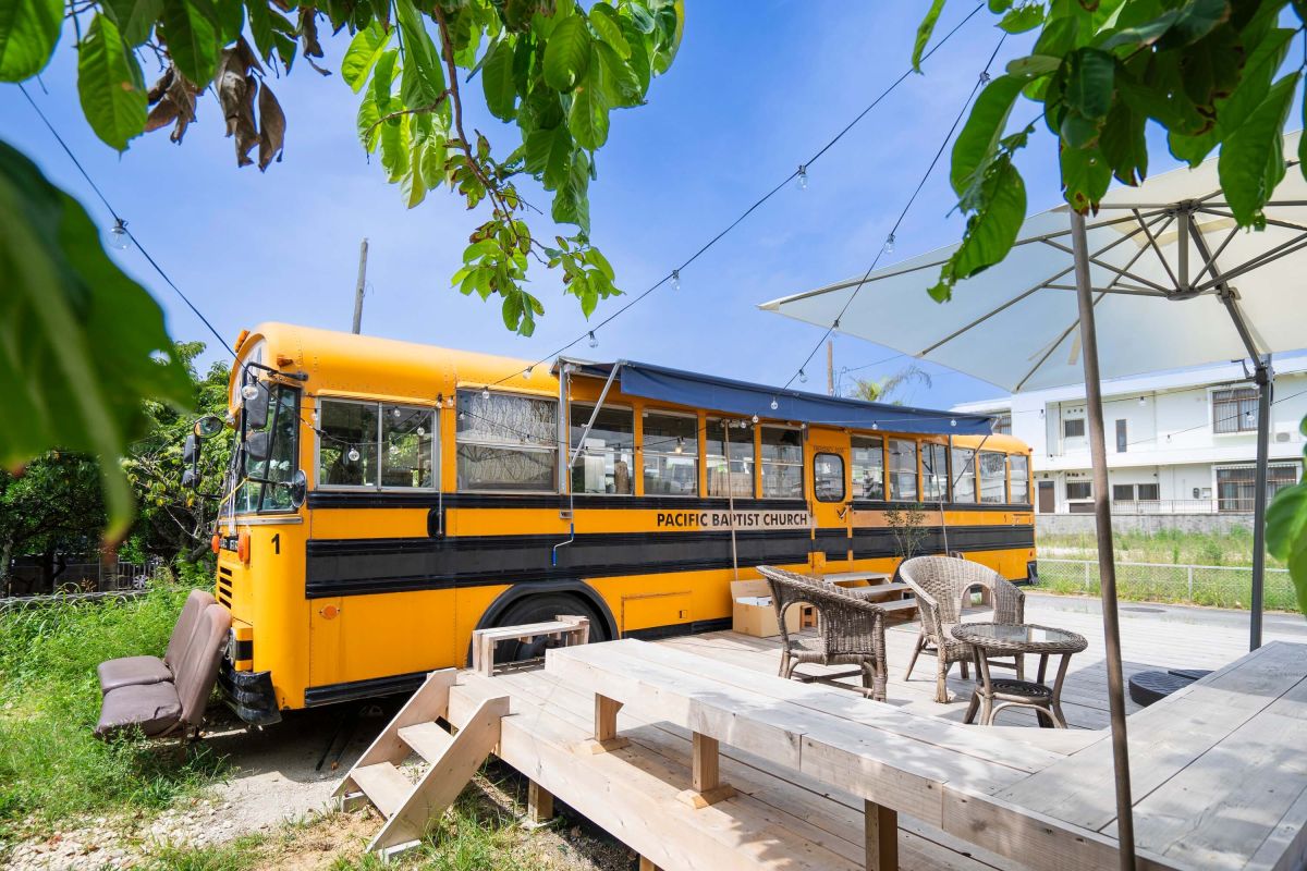 バスの前にはゆっくりくつろげるウッドデッキや木陰の席も