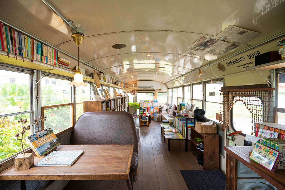 窓側には小学校のロッカーをイメージした本棚が並ぶ