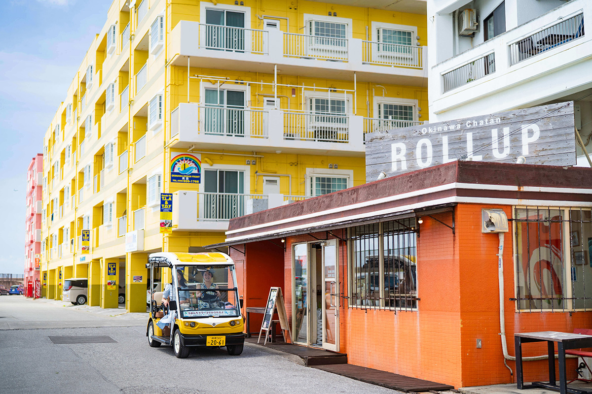 街中を彩るカラフルな看板や建物にテンションUP!