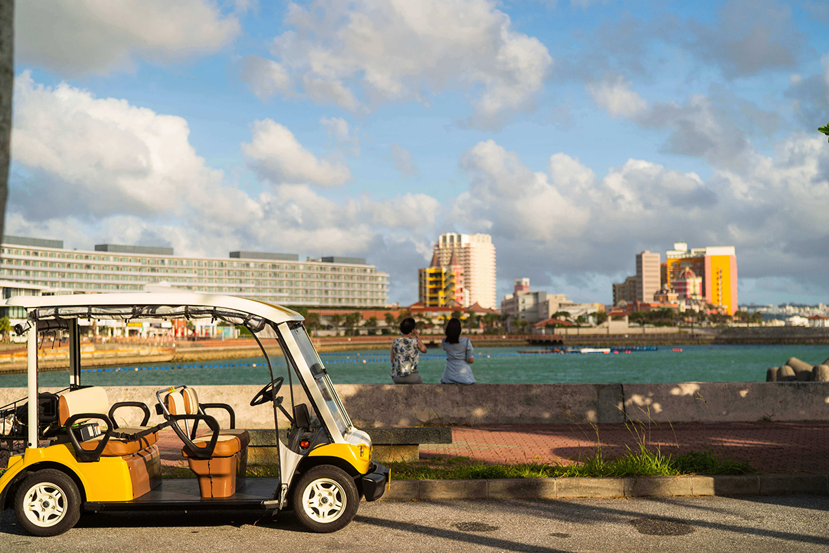 美浜アメリカンビレッジを眺めながら堤防でひと休み