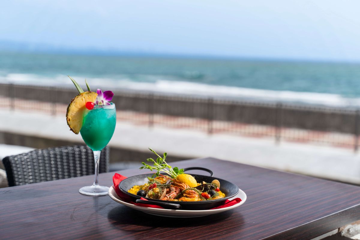 「ブルーハワイ」850円（右）など料理に合うカクテルも