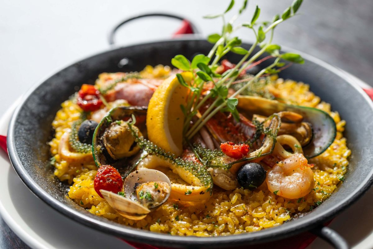 魚介類がたっぷりのった「沖縄風パエリア」2180円